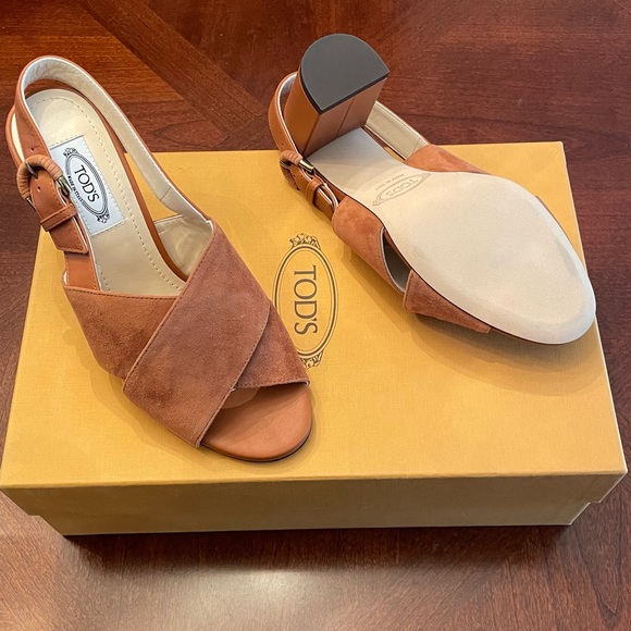 Tod’s Fascia block heel leather upper, lining, and sole sandals - Picture 11 of 12